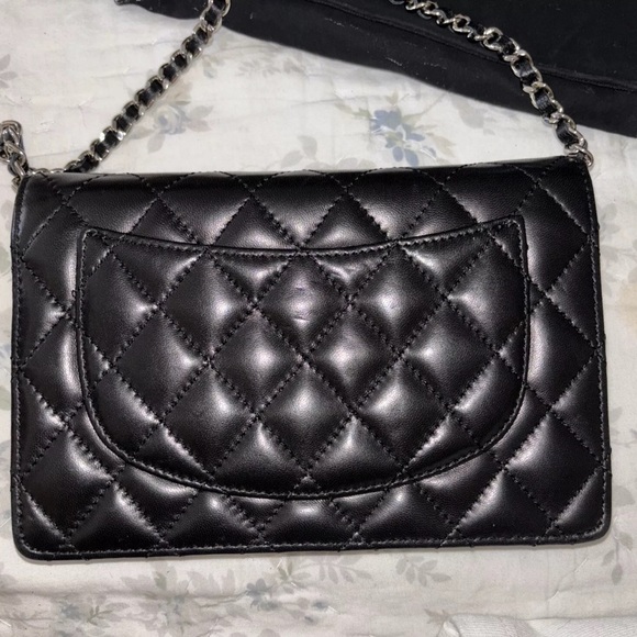 Chanel crossbody gorgeous bag. Maybe used a few times. - Picture 3 of 14